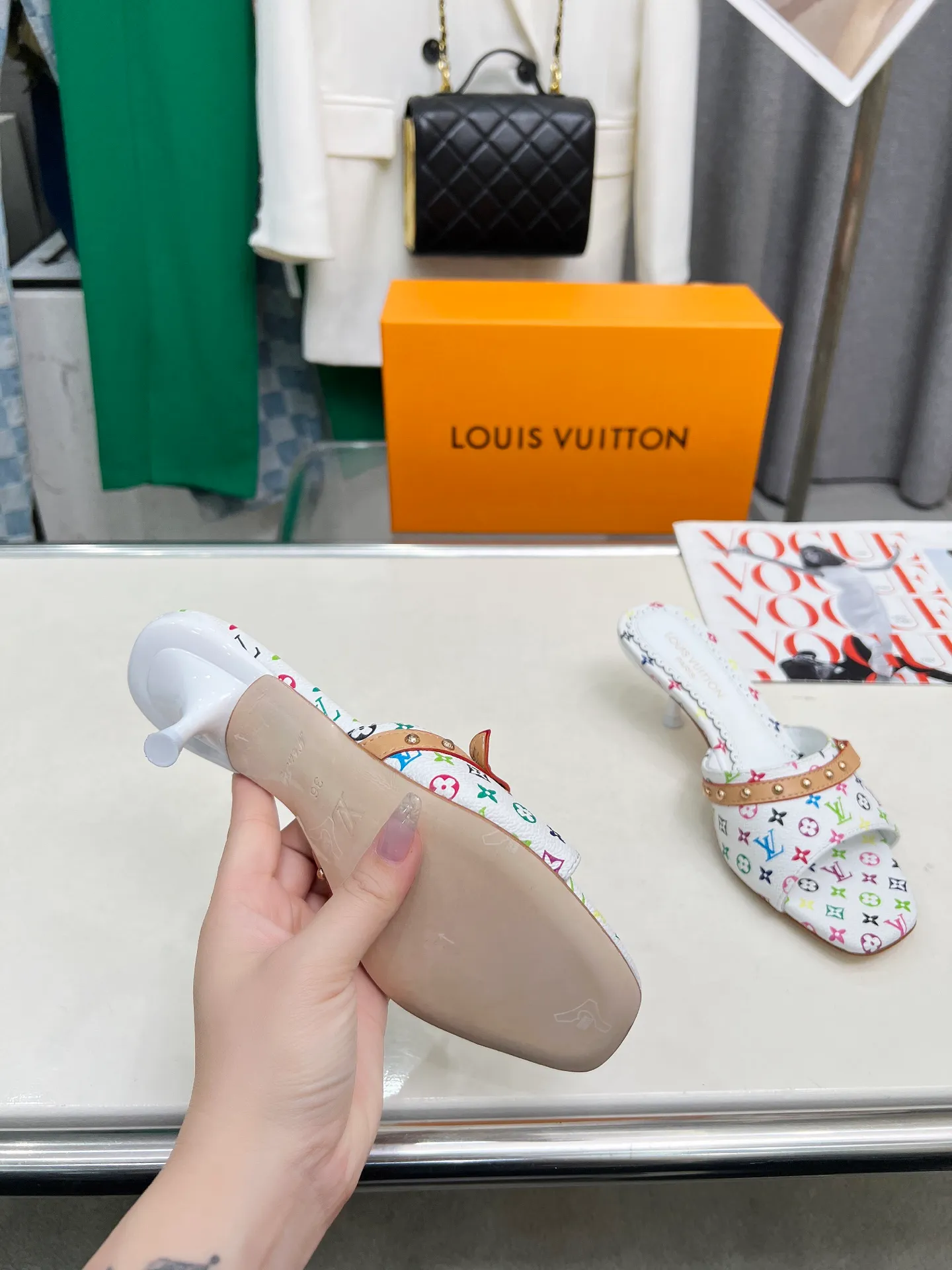 Factory direct sales👟👟Ex-factory price 440👟👟 LV new denim denim kitten heel slippers 2025 summer must-have for goddesses, original replica, super comfortable on the feet. Show off the queen's temperament, the heel height is 5.5CM, which shows your temperament without being tiring. Standard code: 35-42 (41 and 42 codes are customized, non-returnable and non-exchangeable)